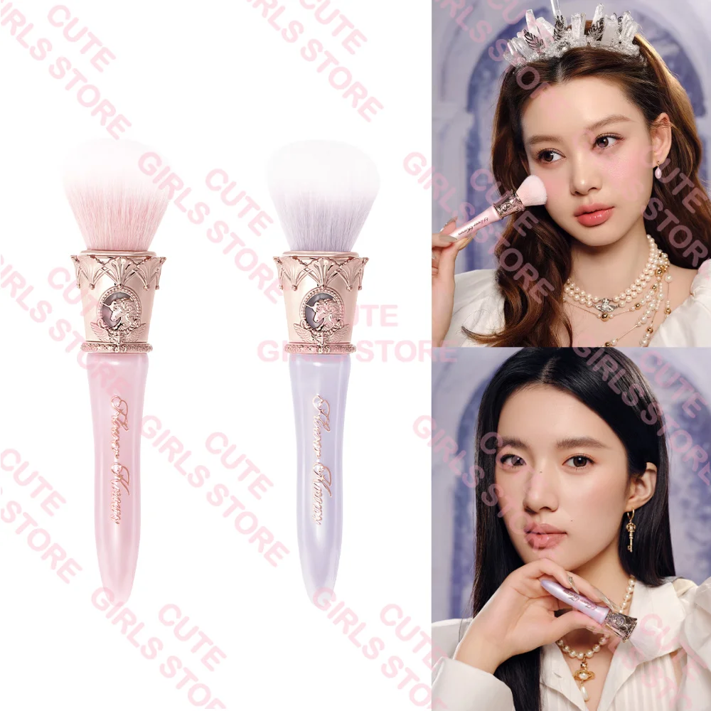 Кисть для румян Flower Knows Knight Unicorn Angled Blush Brush — мягкая, пушистая, портативная кисть для макияжа с дизайном в виде единорога для начинающих.