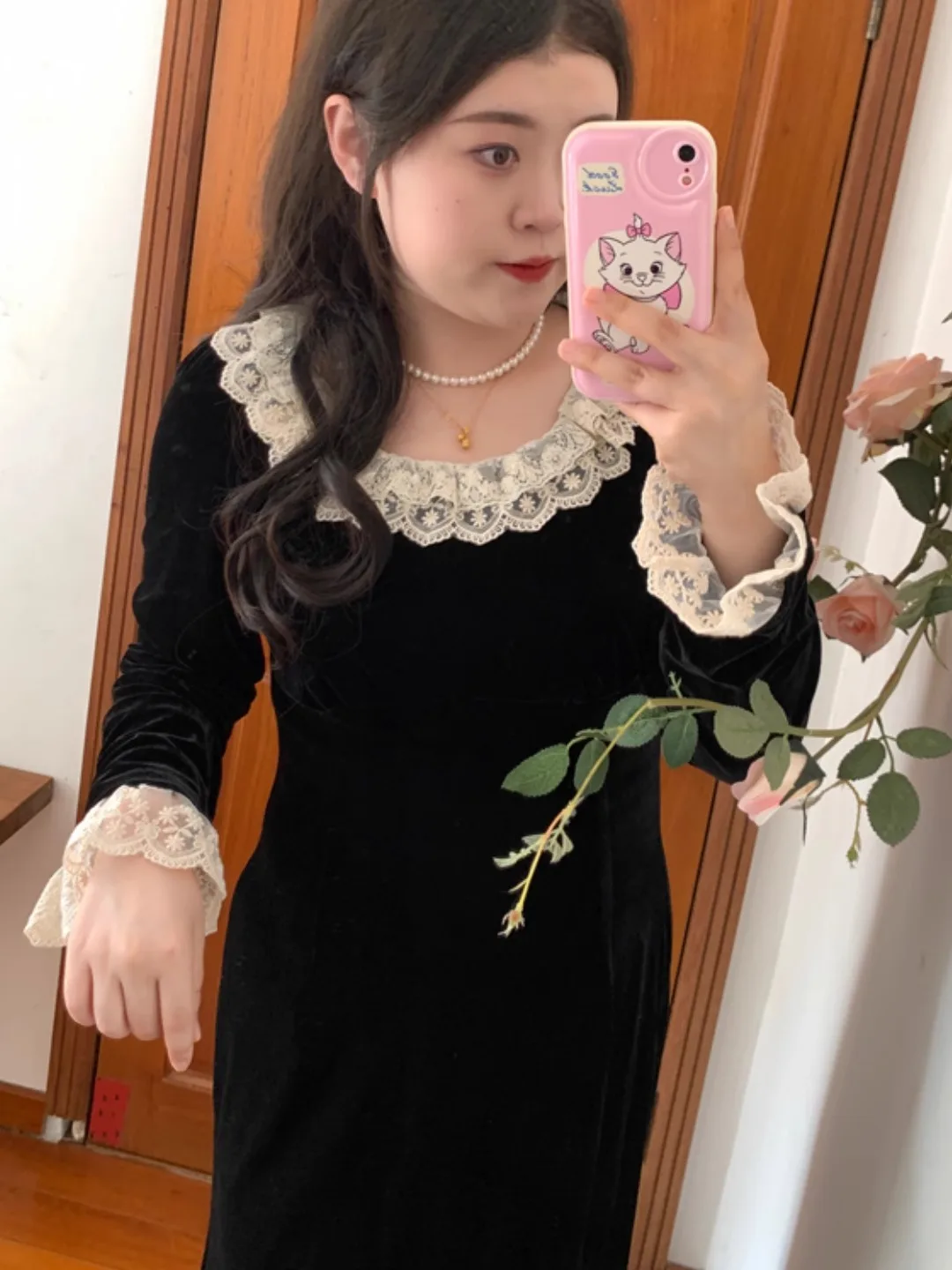 

Elegant Big Size Velvet Dress Autumn Winter Style Hepburn Classique High Waist A-Line Skirt Long Sleeve Black Dress for Women