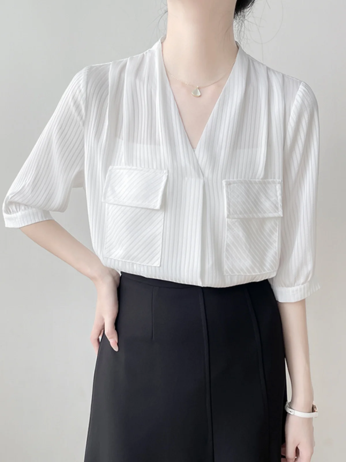 

Корейская свободная женская летняя повседневная рубашка с V-образным вырезом и полосками для работы и отдыха, белая