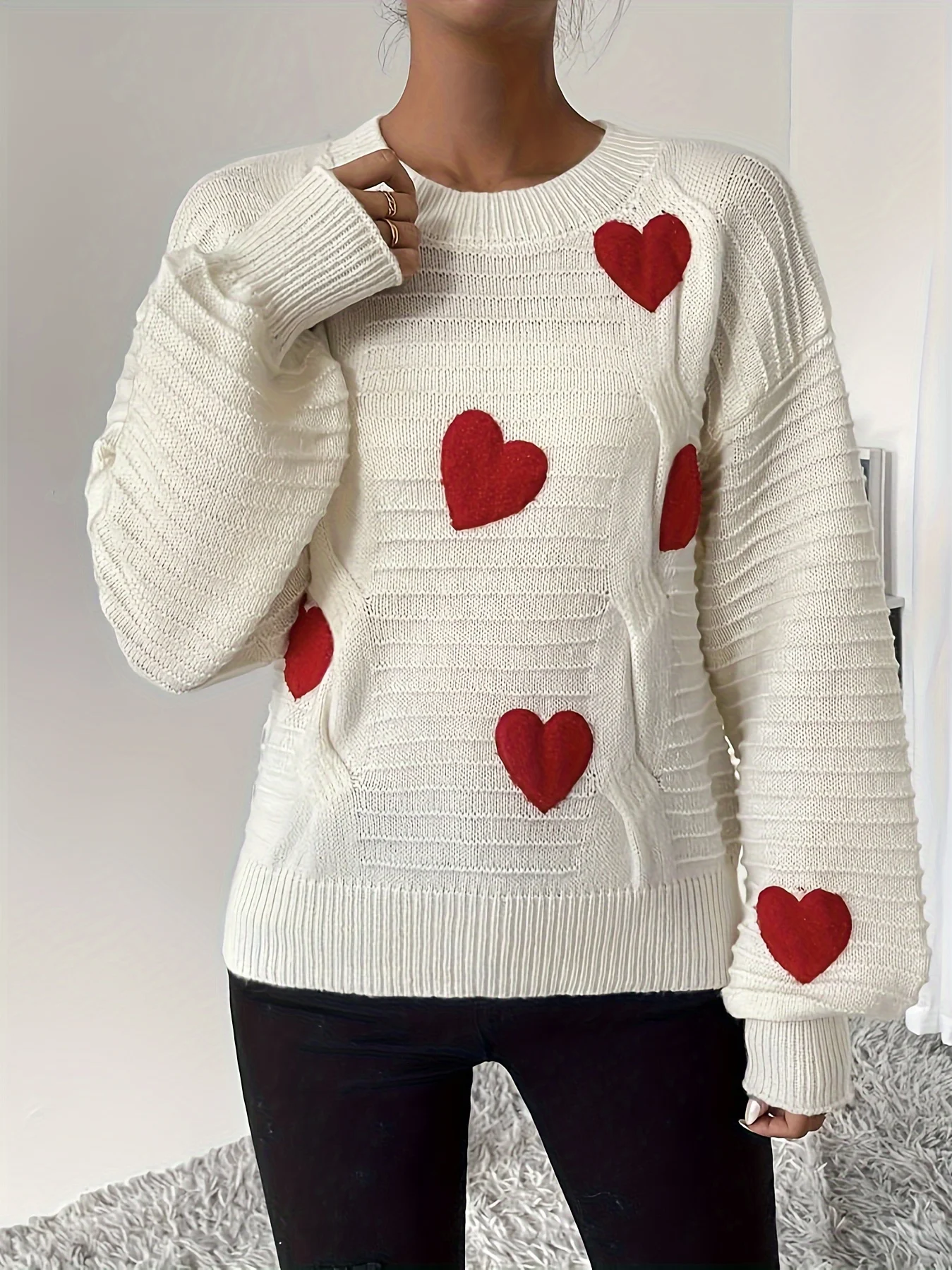 Fall/Winter 2024 Fall/Winter Versatile Round Neck, Casual Style, Loose and Thin, Slim Heart Pattern, Design Sense Niche Knitwear