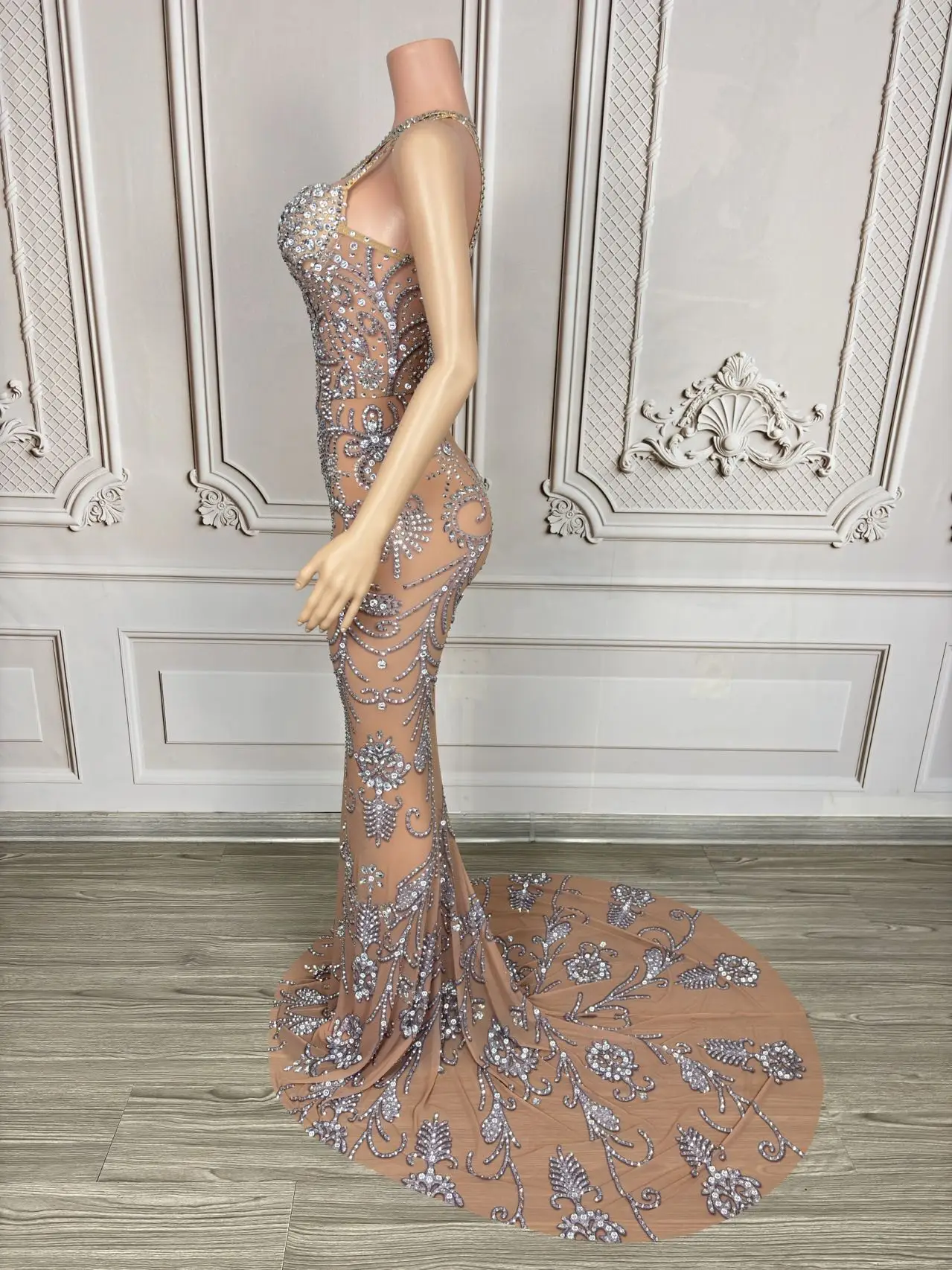 ชุดราตรีทรงยาวกรอมพื้น ไหล่เฉียง แต่งคริสตัล ผ้าตาข่ายซีทรู สำหรับผู้หญิง งานกาล่าดินเนอร์หรืองานเดินแบบบนพื้นที่โชว์เสื้อผ้าสีแดง ยี่ห้อ yadan