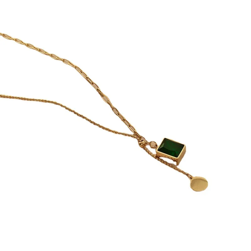 

Fashion green pendant, titanium steel necklace, light luxury collarbone neck chain.