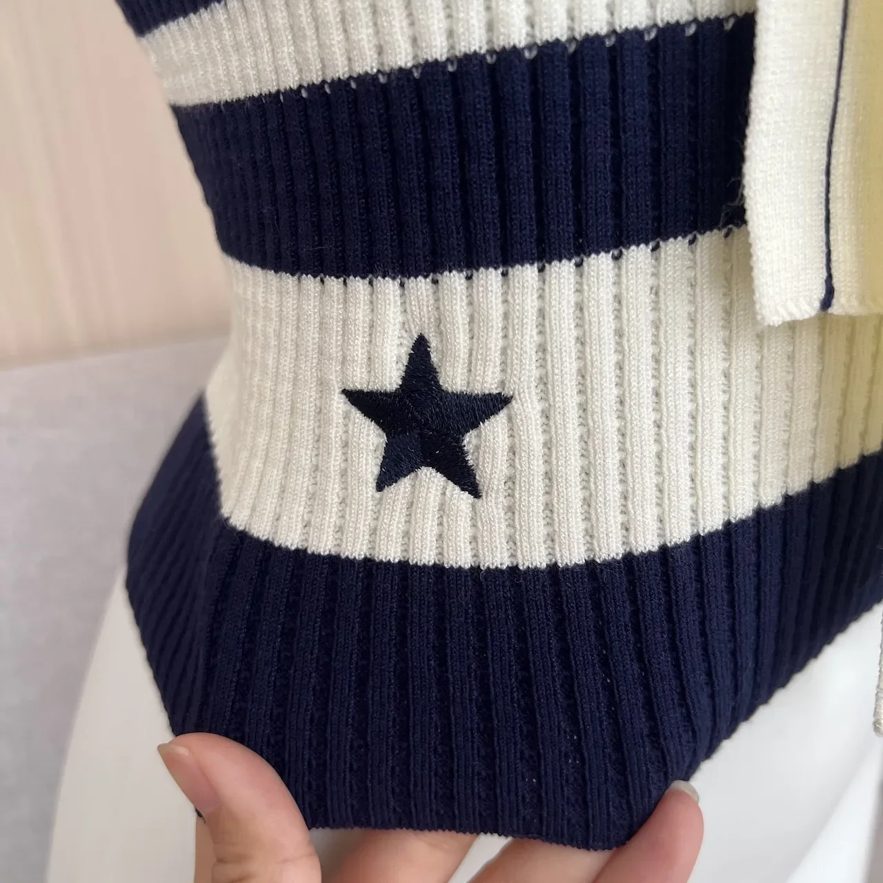 Sleeveless knitted vest women's summer new sweet cool bow strap fashion blue and white color matching striped short top.