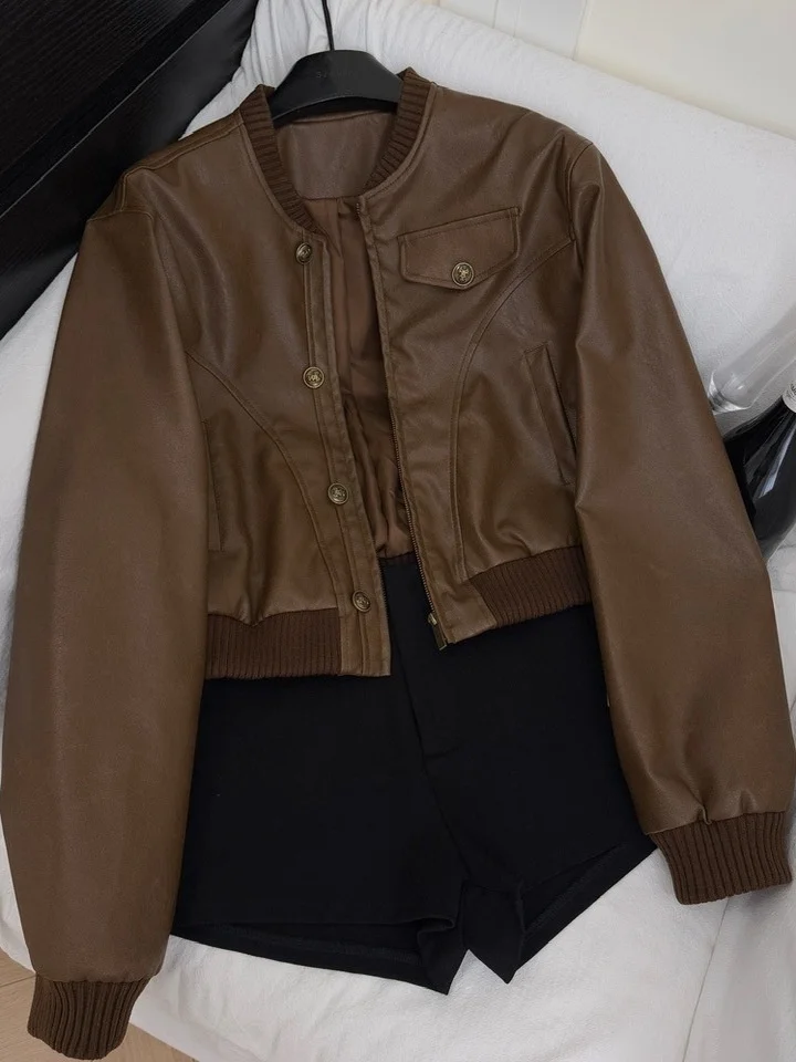 Amerykańska kurtka skórzana w stylu retro baseball z kołnierzykiem, damska, luźna, wyszczuplająca, jesień 2025, odzież wierzchnia, efekt wysokiej talii.