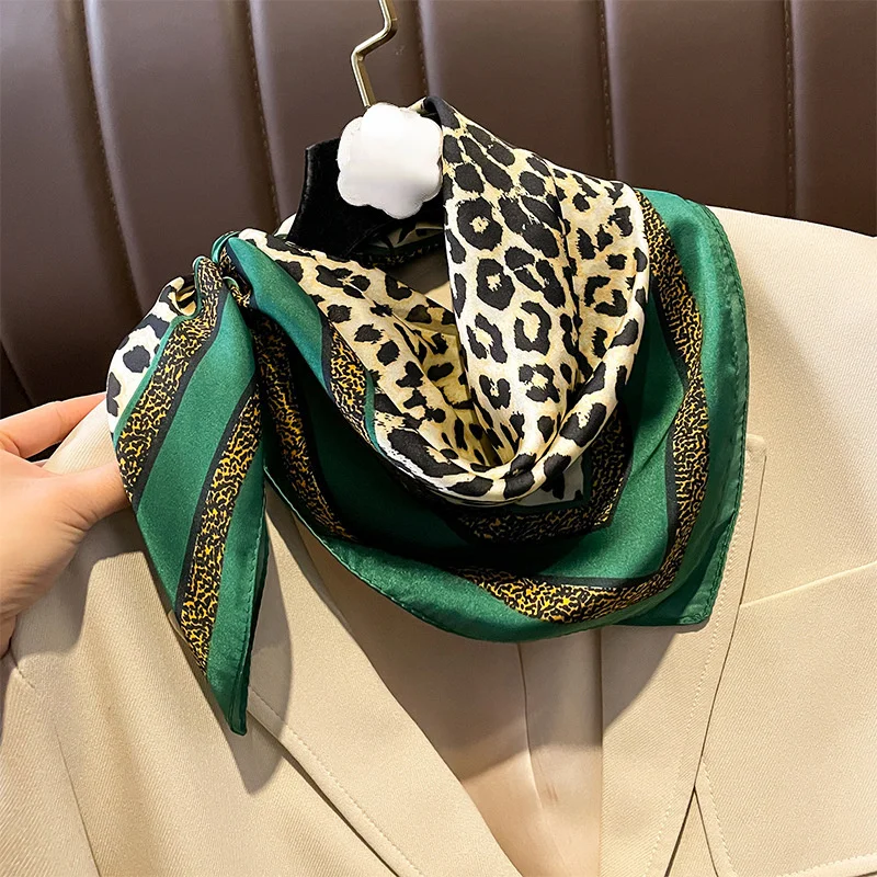 Modischer 70 * 70 cm Schal mit Leopardenmuster für Damen, Frühling/Sommer, weiche Satinränder, quadratisches Bandana, Sonnenschutzschals – Detail 11