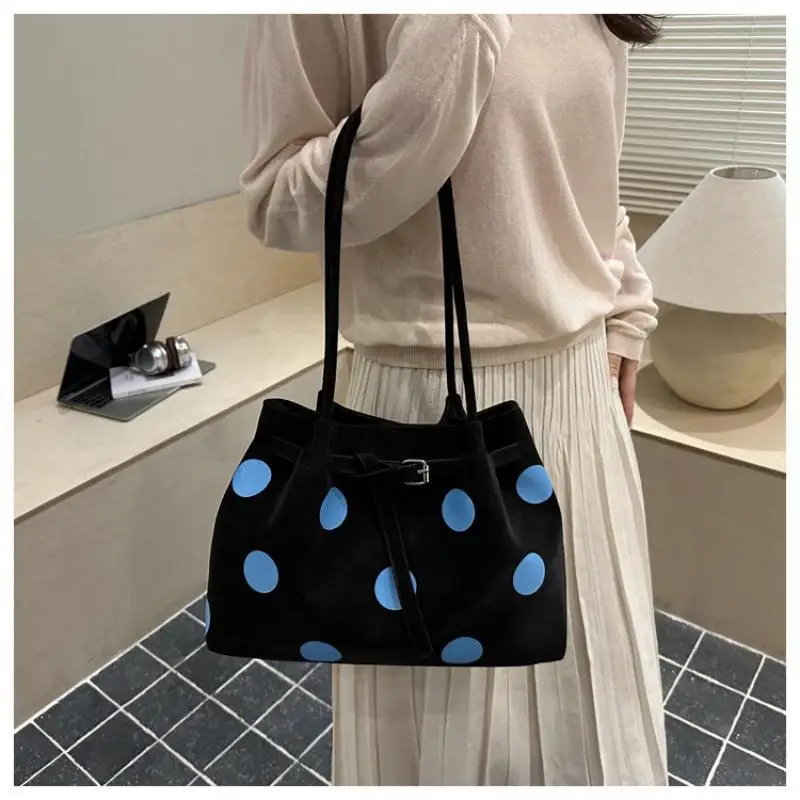 Gepunktete Schultertasche mit großer Kapazität und Schnallendesign für den täglichen Arbeitsweg und Einkauf. – Detail 23