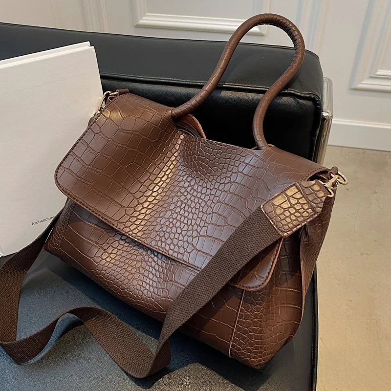 

2025 Новая модная женская сумка большой вместимости, стильная сумка через плечо под мышками, пригородная сумка на одно плечо