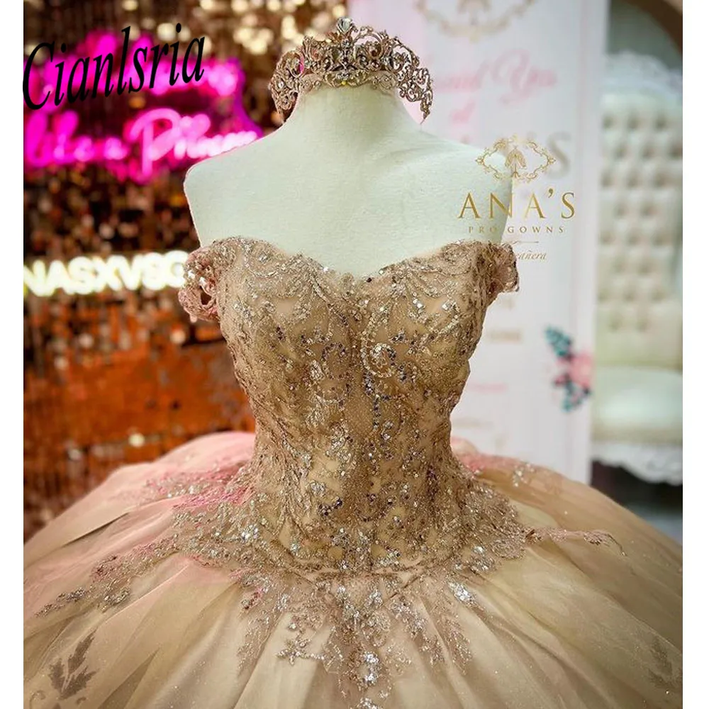 Gold Quinceanera Kleider V-ausschnitt Spitze vestido de 15 años 2023 Perlen Süße 16 Kleid Fuffles vestidos de xv años