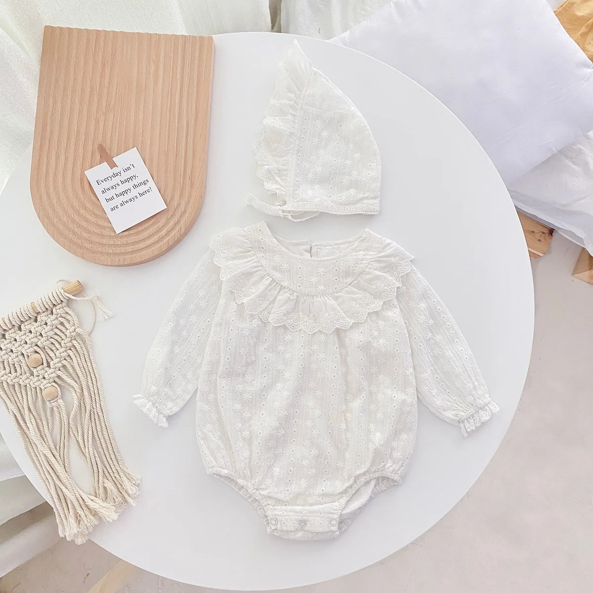 Baby girls romper Korean version spring and autumn pure white newborn clothes with hat