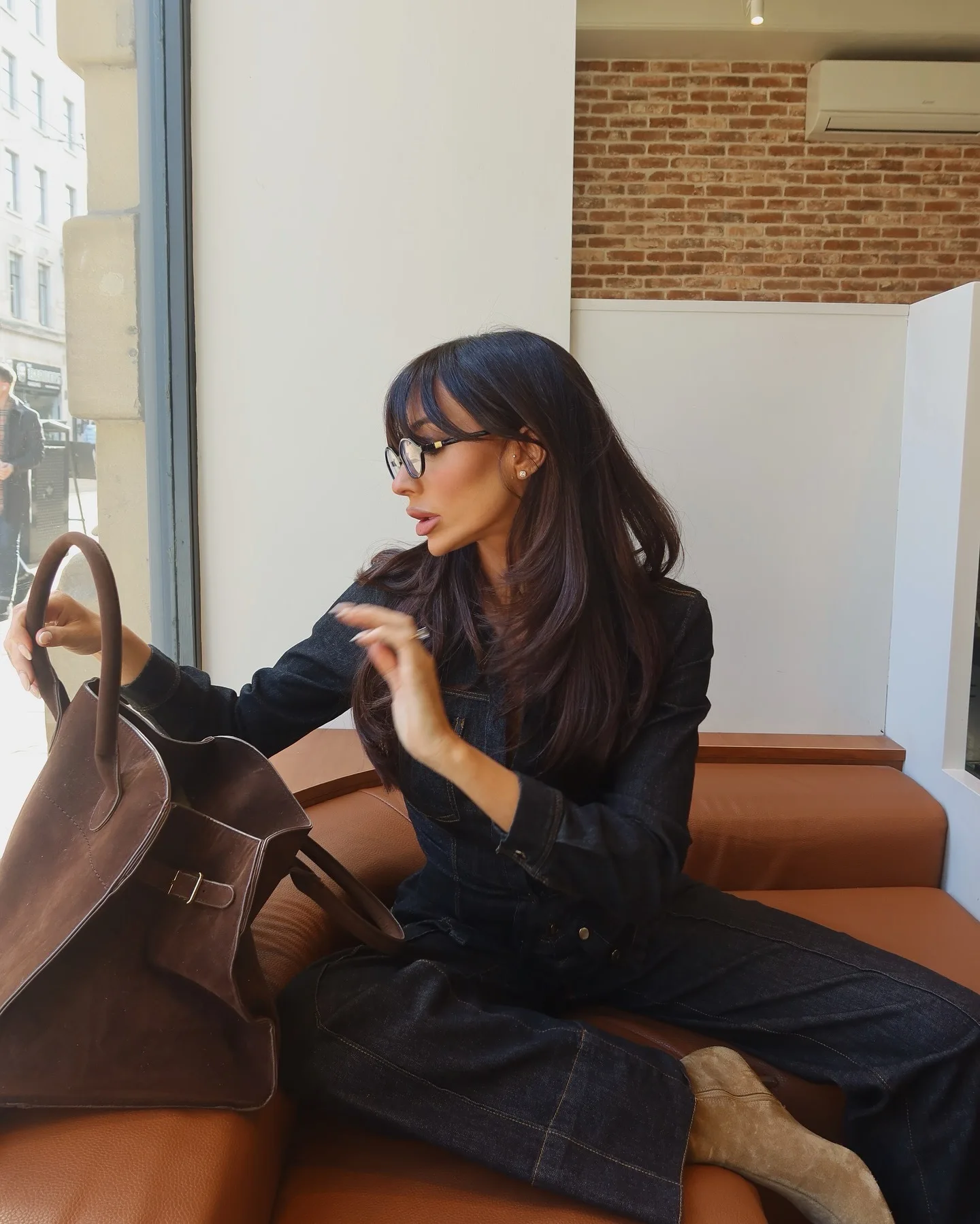 Giacca di jeans oversize da donna con colletto con tacca e doppia tasca. Dettaglio del punto grezzo. Versatile ed elegante.