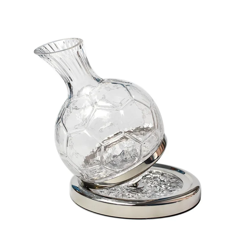 Leichter, luxuriöser, drehbarer Fußball-Dekanter. Luxuriöses High-End-Home-Set. Weinspender