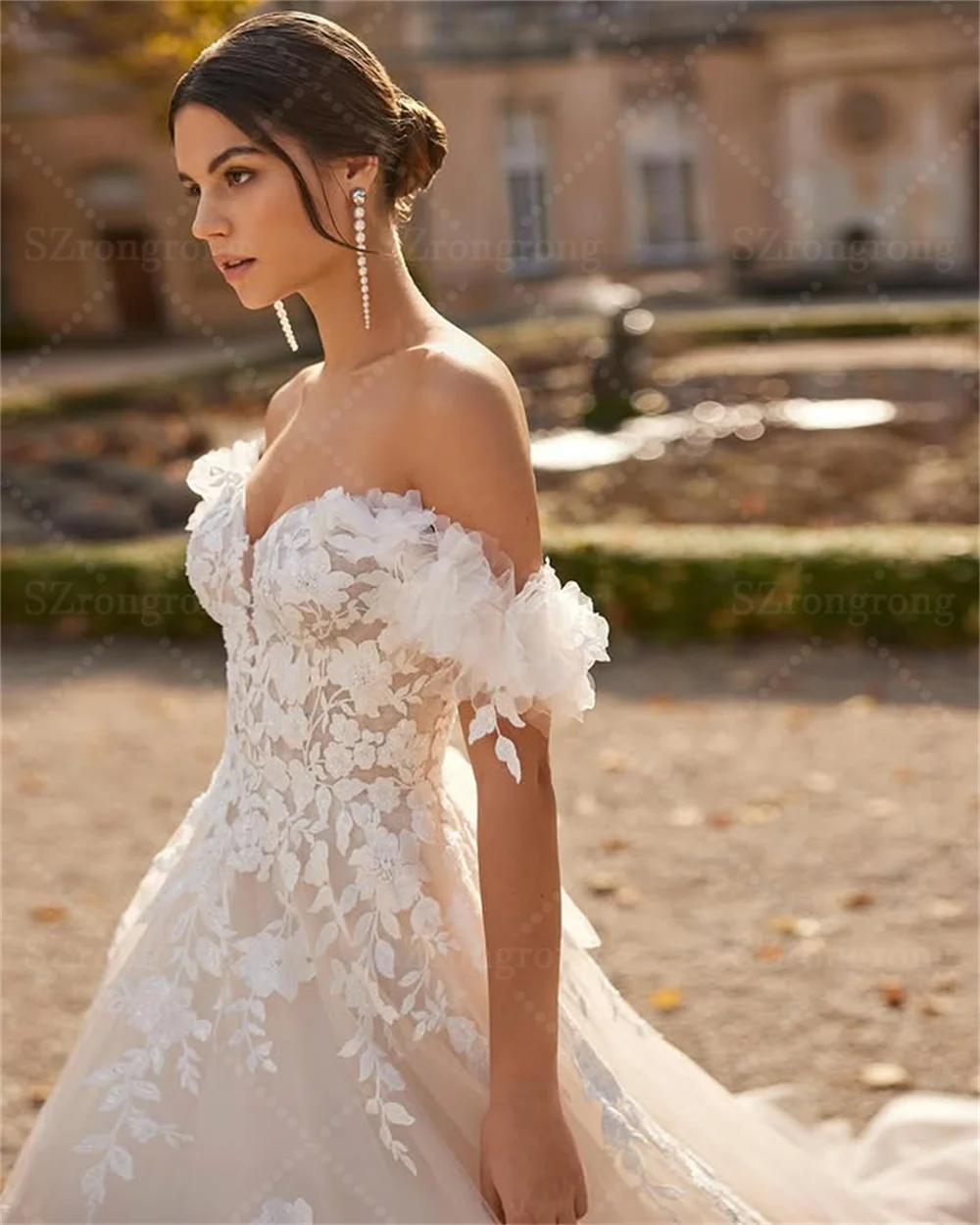 ชุดแต่งงานเจ้าหญิงทรงเอไลน์ผ้าทูลล์ปักลายลูกไม้แบบเปิดไหล่  ยาวกรอมพื้น  ผูกเชือกด้านหลัง  พร้อมชายกระโปรง  ตัดเย็บตามสั่ง