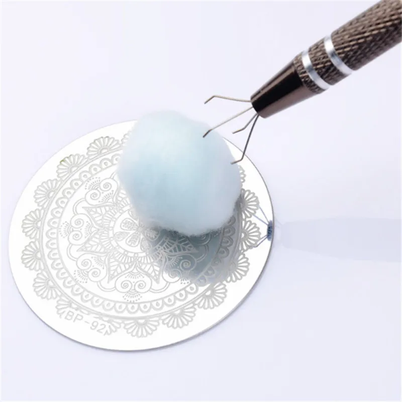 

Manicure Claw Cotton Claw Nail Tool with Plaid Pattern Grip Handle for Easy Cotton Ball Control Manicure Saver Nail Template