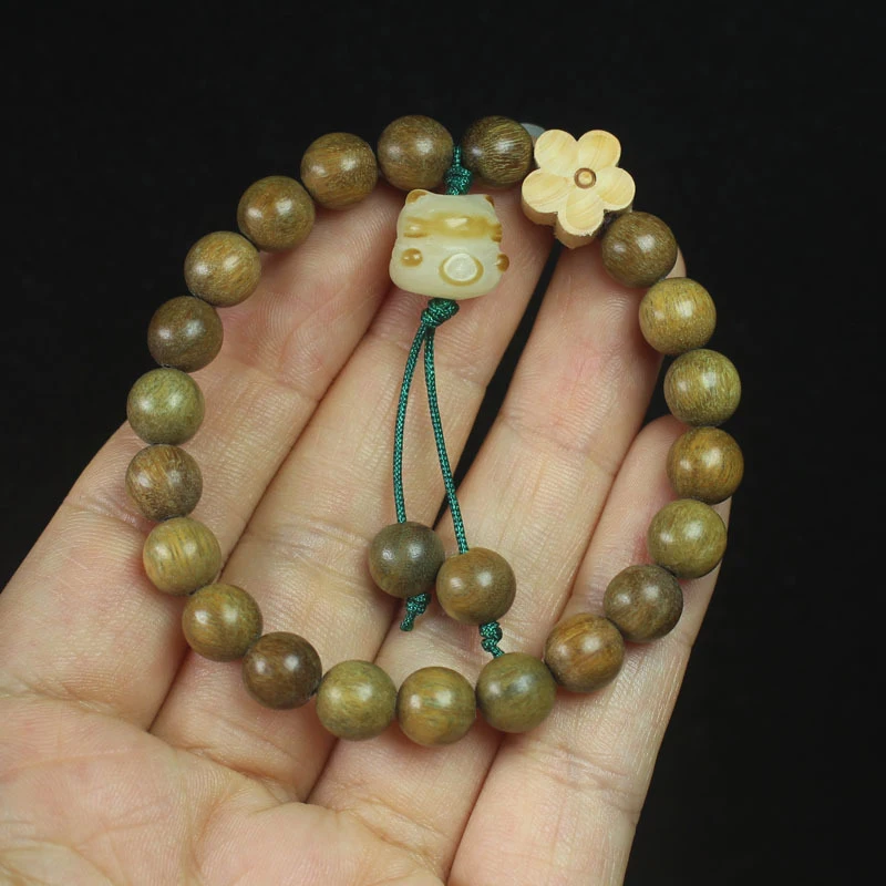 

Argentinian Green Bracelet with Plum Blossom Cat Design, Sandalwood Beads for Men and Women, Single Strand Prayer