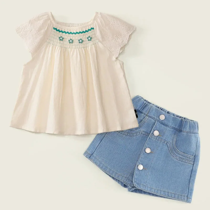 

Комплект из 2 предметов: летняя одежда для девочек 2026 года, корейский стиль, милые хлопковые топы без рукавов с цветочным принтом + джинсовые шорты, детские комплекты и наряды B280