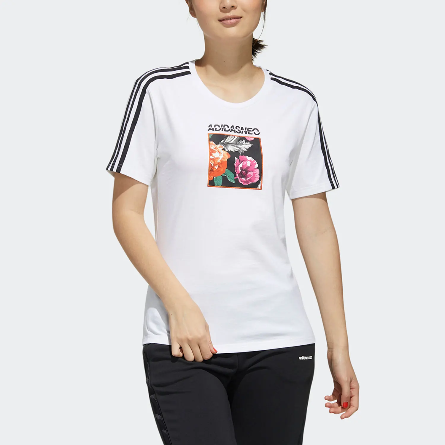 

Официальная аутентичная женская спортивная повседневная футболка Adidas Neo с цветочным принтом FP7322