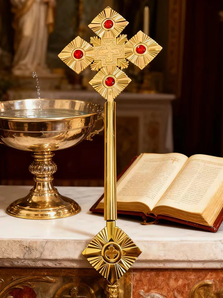 Sceptre de croix en métal orthodoxe oriental, cérémonie religieuse, célébration du sacrement incrustée de rubis brillant, croyance religieuse classique