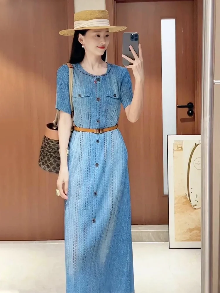 

Летнее женское платье премиум-класса с круглым вырезом, коротким рукавом, джинсовое, с плиссированной юбкой средней длины, для повседневной носки, простой стиль, полиэстер.