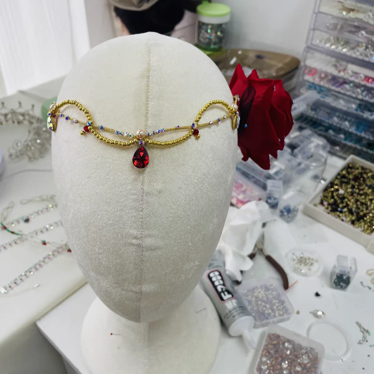 

Балетный вариационный головной убор Эсмеральда, вариационная цепочка на лоб, красная роза, минималистичный золотой, красный стиль