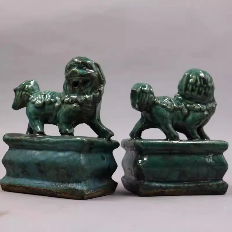 Qing Jiaqing peacock-green hand-carved lion statue old goods porcelain antique,A Pair