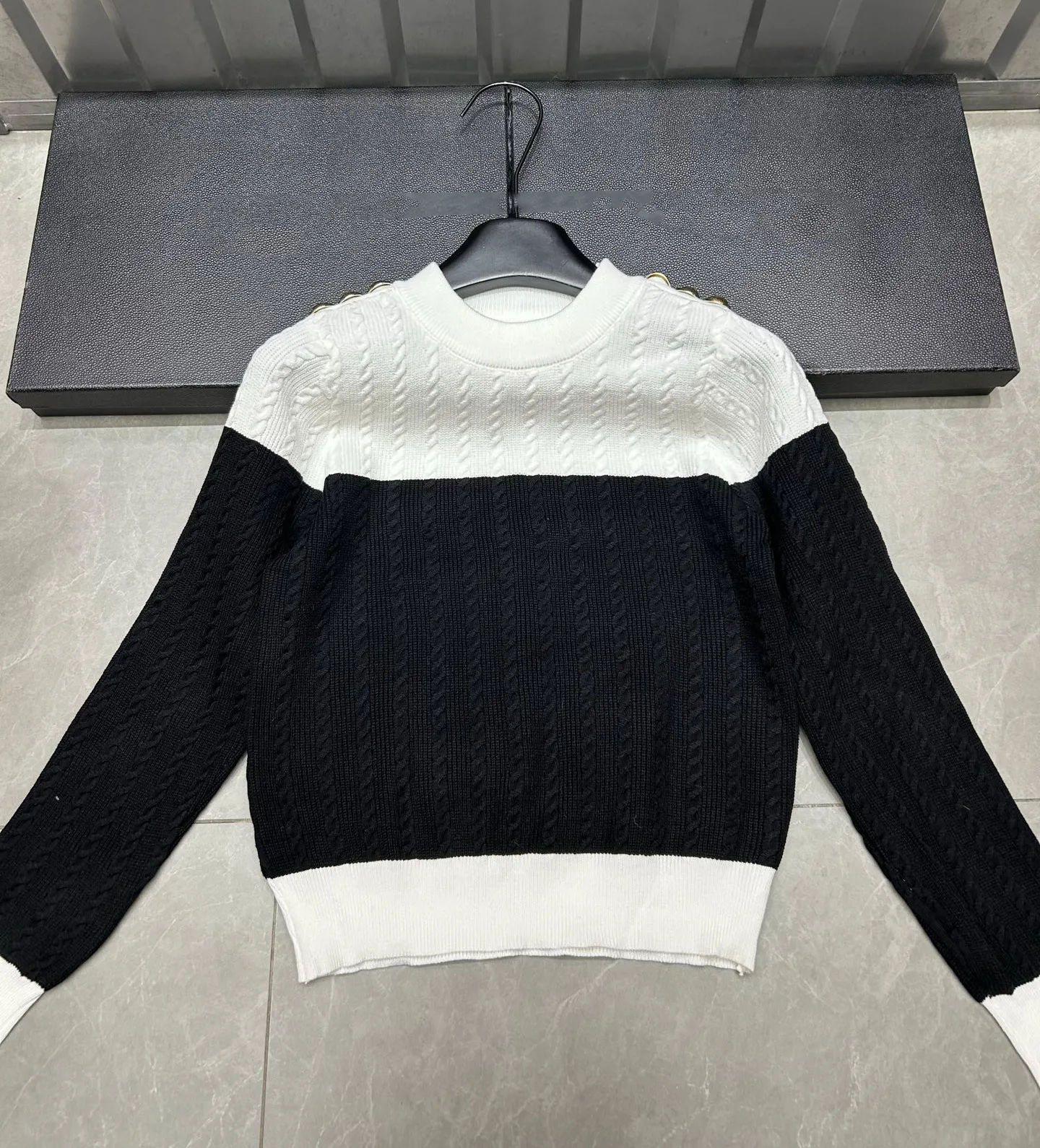 

Женский трикотажный свитер с круглым вырезом и длинными рукавами, черный, белый цвет, украшение на пуговицах, Y2K, модные повседневные пуловеры C158