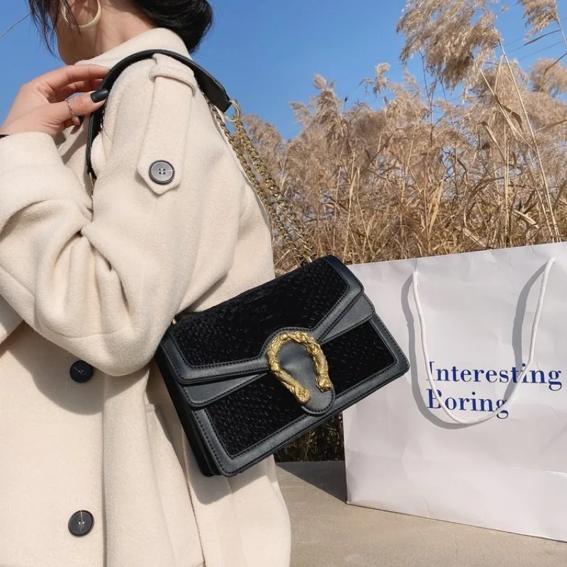 

Modern Shoulder Bag for Women Minimalist Aesthetic Crossbody Bag for a Clean and Trendy Look