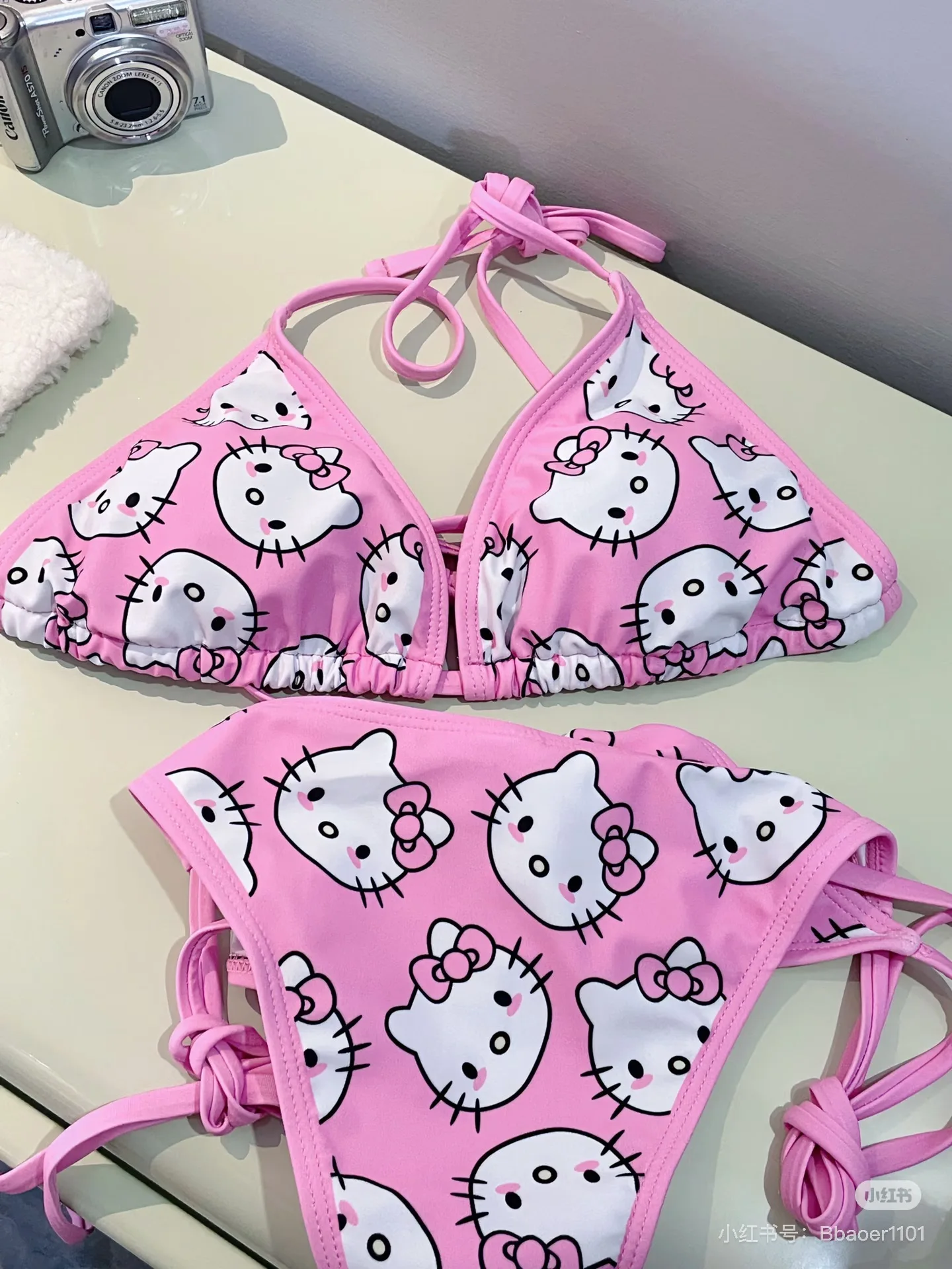 

Комплект бикини Hello Kitty для женщин, летний пляжный купальник с мягкой боковой отделкой и бретельками, купальник Y2K для девочек, модная одежда для отпуска, подарок