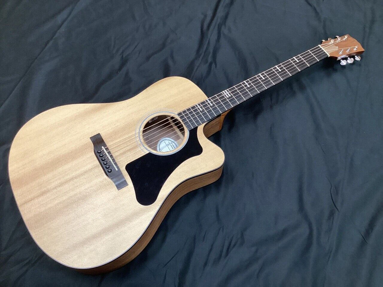 

G Writer EC Acoustic Guitar as same of the pictures