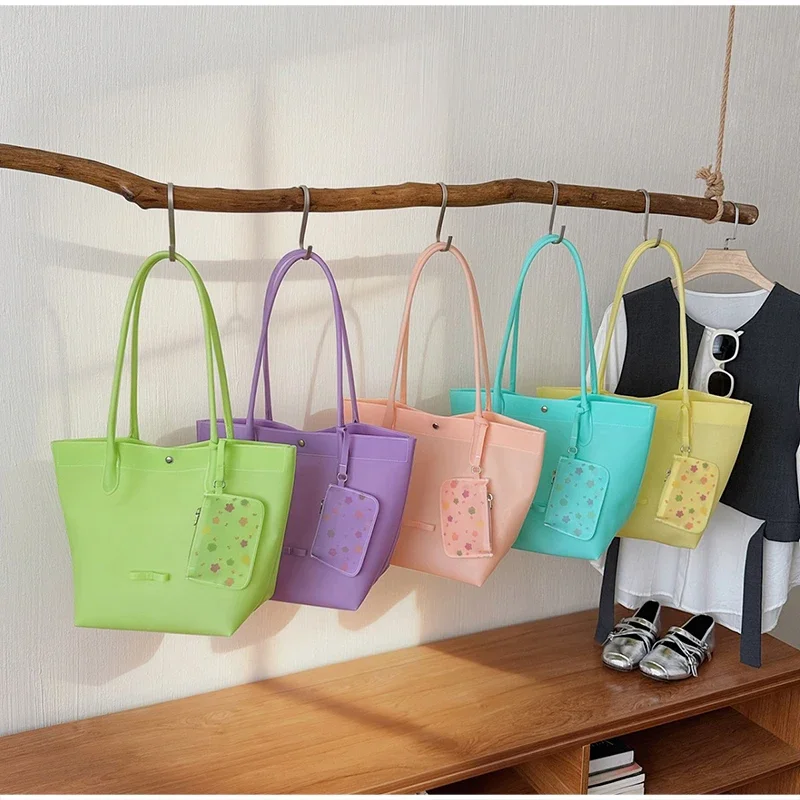 Transparente PVC-Tragetasche in Jelly-Farbe, Damen-Umhängetasche für den Arbeitsweg, wasserdichte Einkaufstasche mit großem Fassungsvermögen, transparente Handtasche mit Tragegriff oben – Detail 4
