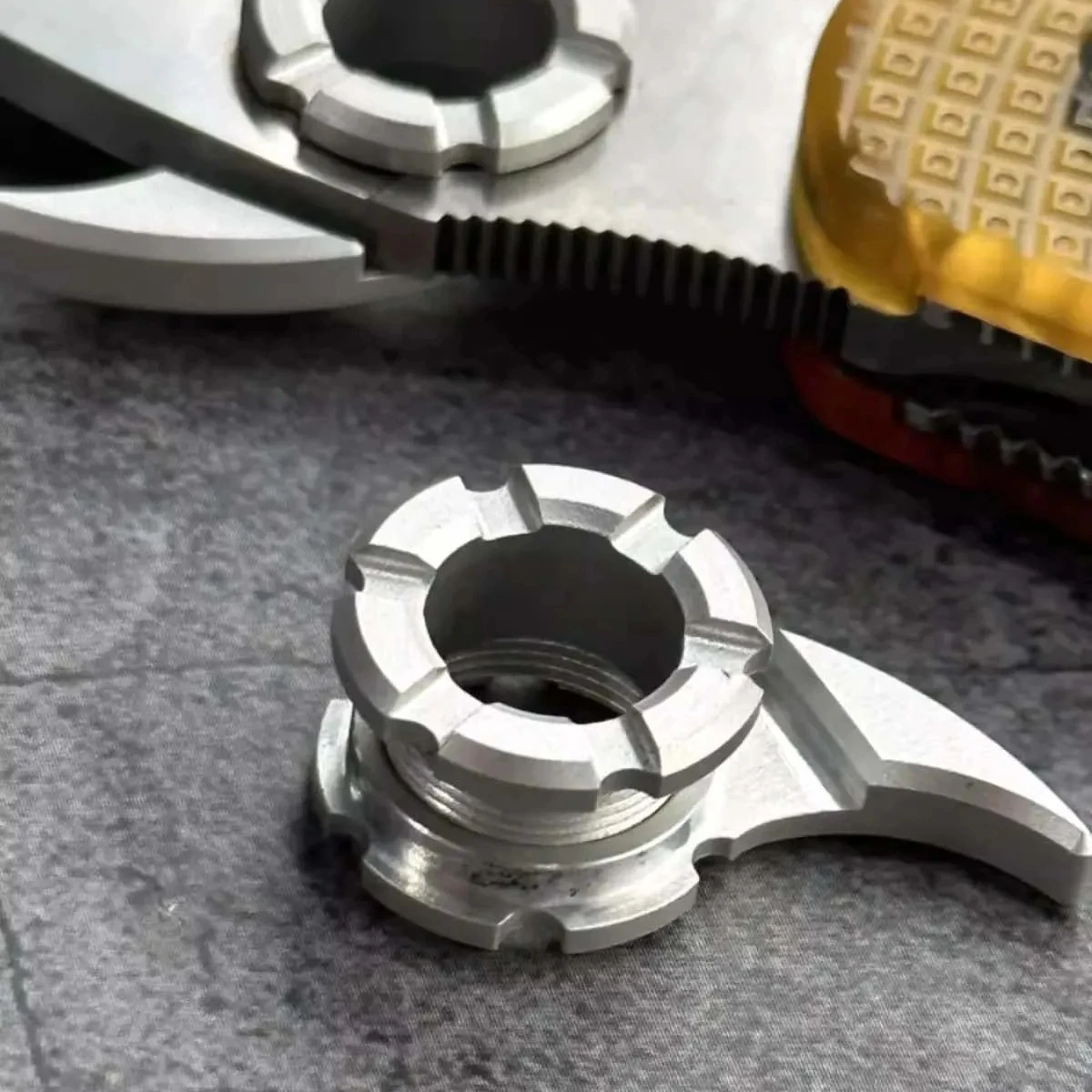 Aluminum Alloy Tusk Quick-Open Quick-Release Buckle for Spyderco Folding Knives Round-Hole Blades Compatible 1 Piece