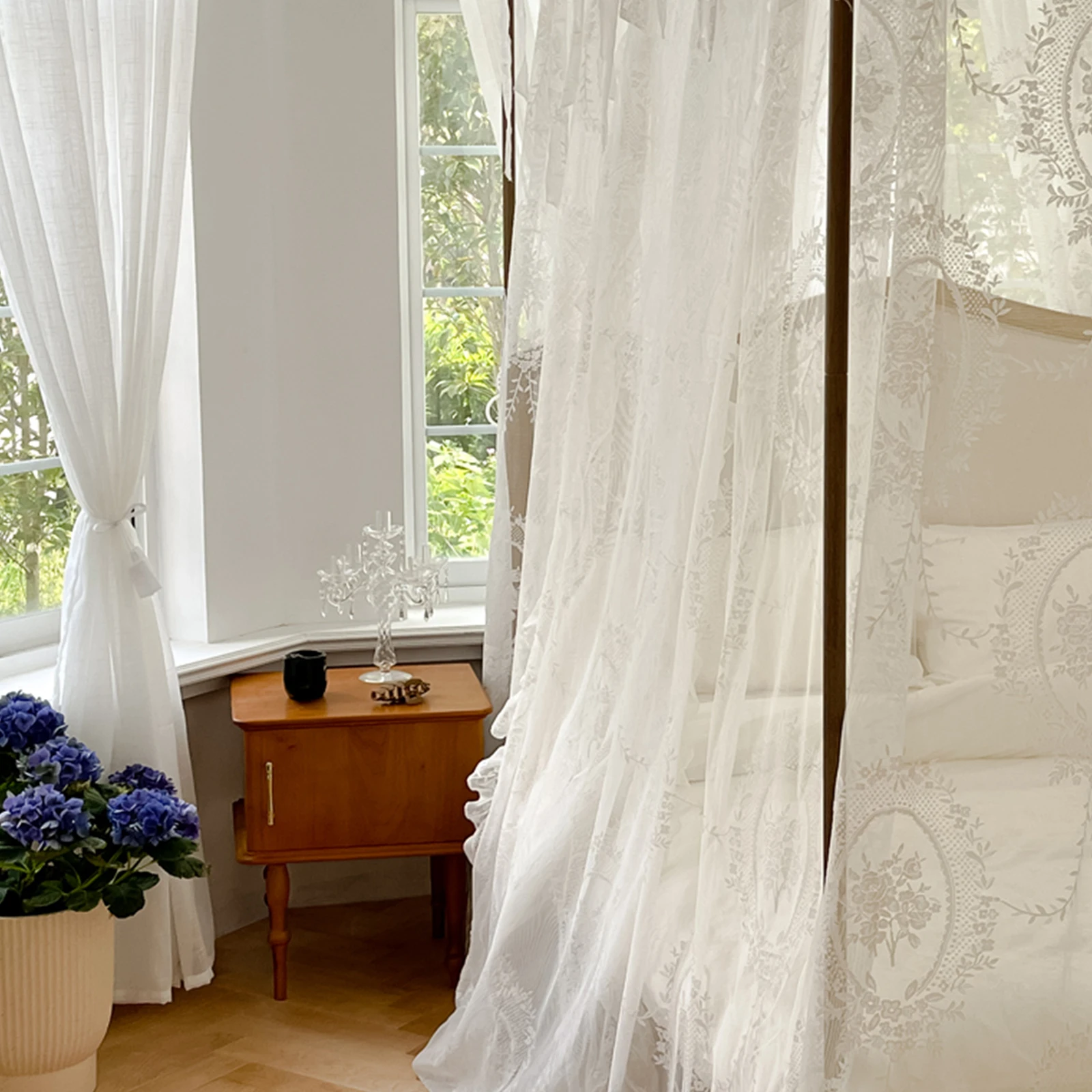 ジャカードレースのベッドカーテン、トリプルドアデザイン、グレアをブロックし、プライバシーを強化、花のモチーフが寝室に魅力を加えます。