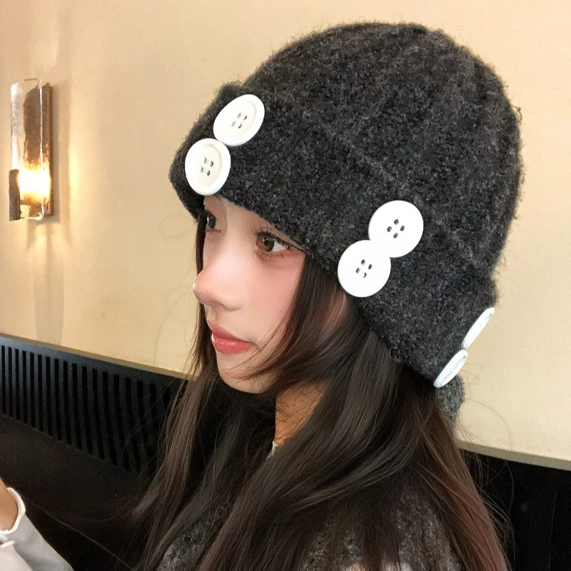 Koreanisches Knopfdesign, Strickmütze für Damen, ideal für Herbst und Winter, hält die Ohren warm, süß und vielseitig, als Mütze oder als Kopfbedeckung. – Detail 2