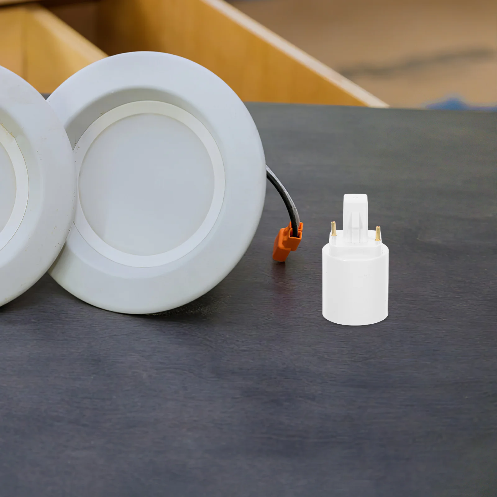 Accesorio basado en 2 pines a adaptador de lámpara estándar E27 bombilla LED convertidor de soporte de cobre niquelado