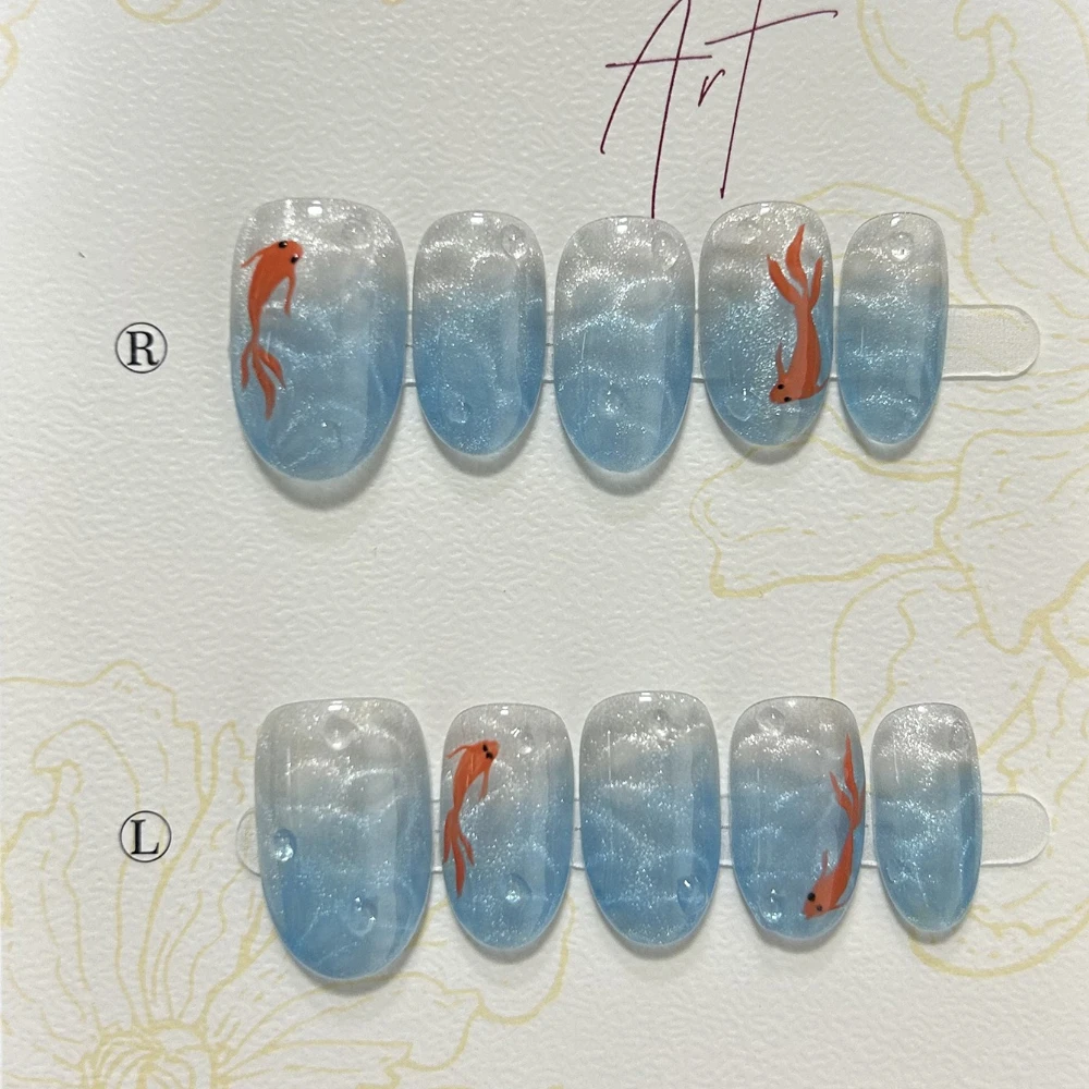 10PCS Zomer Gletsjer Blauw Onderzeese Koi Water Rimpel Gradiënt Amandel Handgemaakte Druk Op Nagels Glitter Cat Eye Korte Nep nagels