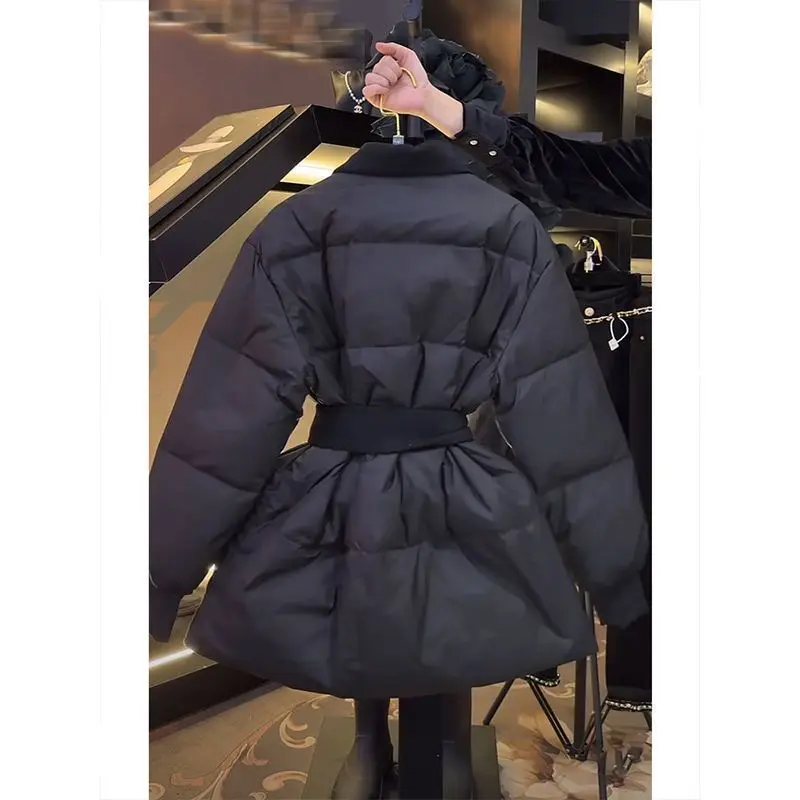 La Popular chaqueta acolchada europea, sensación de alta gama, cintura súper atractiva, pequeña fragancia y ropa de algodón negro para mujer, invierno.