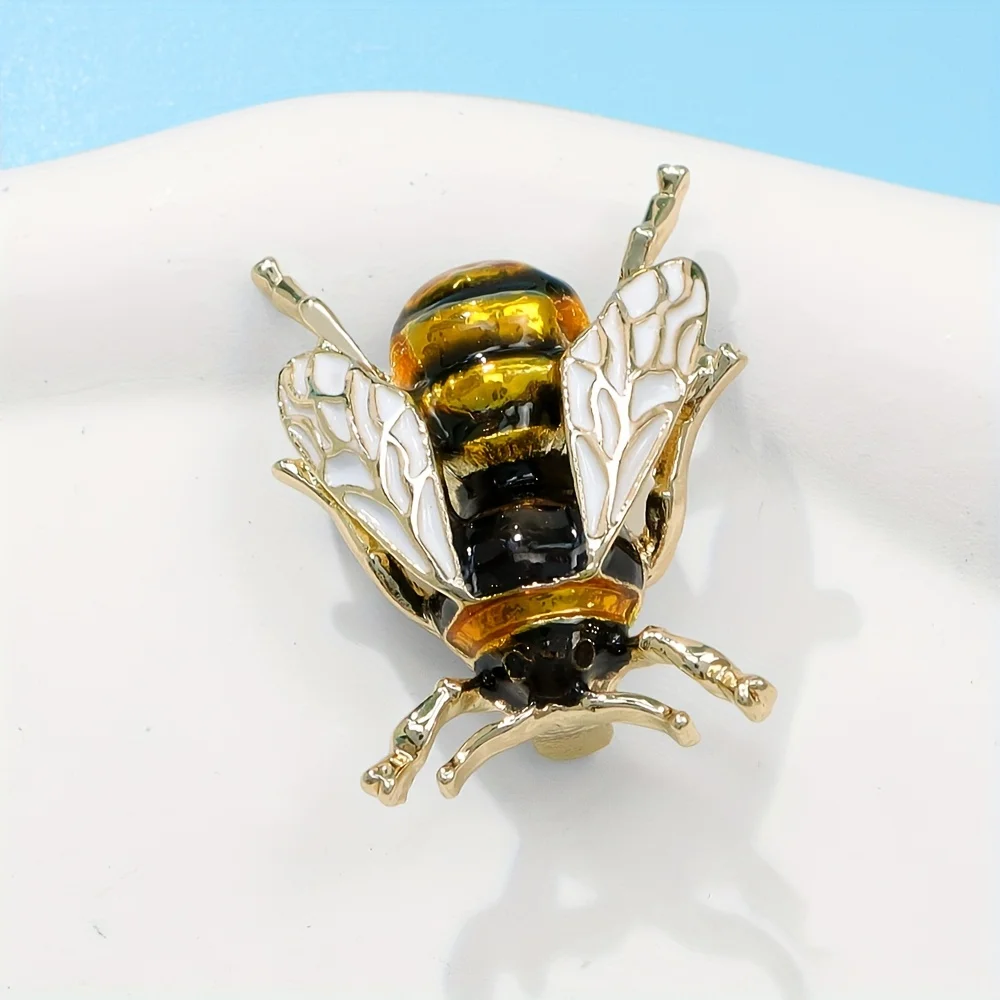 Biene Brosche – Warum diese kunstvollen Insekten-Anstecker mein Alltagsoutfit revolutioniert haben
