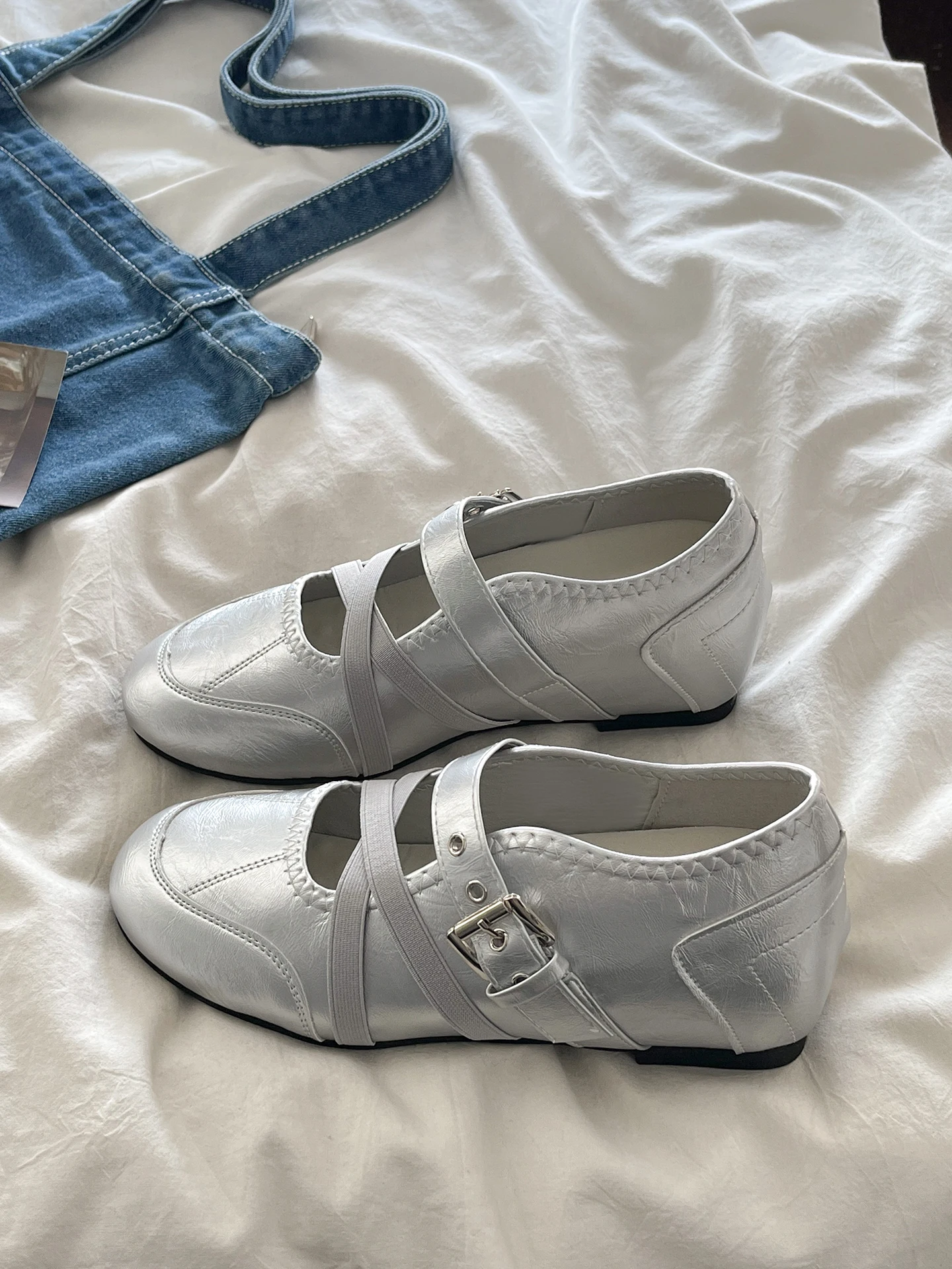 レトロな女性のバレエフラットクロスバックルスリッポンシューズインナー高さ5センチシルバースプリング新しいスタイルのファッションシングルシューズ