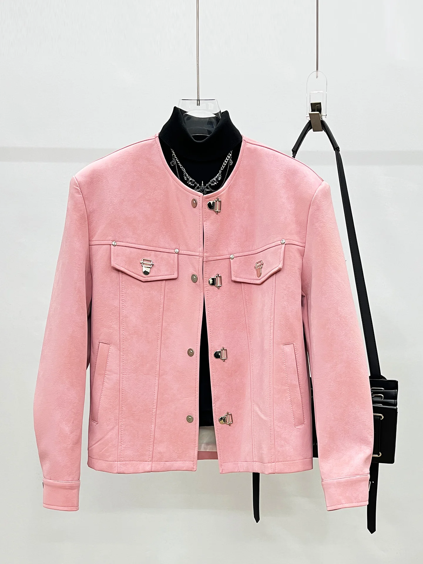 

Новая мужская куртка свободного кроя из искусственной кожи 2025 года, модная, с металлическим декором, повседневная, ветрозащитная, короткая, для молодежи