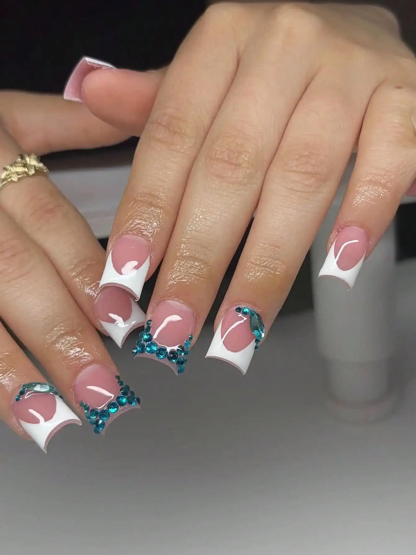 10 Pieces of Short Rectangular Handmade Nails with a Gentle and Fresh French Style, Clean Nude Pink Base Color with White French Edges, Delicate Blue Rhinestone Embellishments, High-Quality Texture, Jelly Glue for Repeated Removal, Suitable for Girls' Daily Commuting, Dating, Parties, and Outings