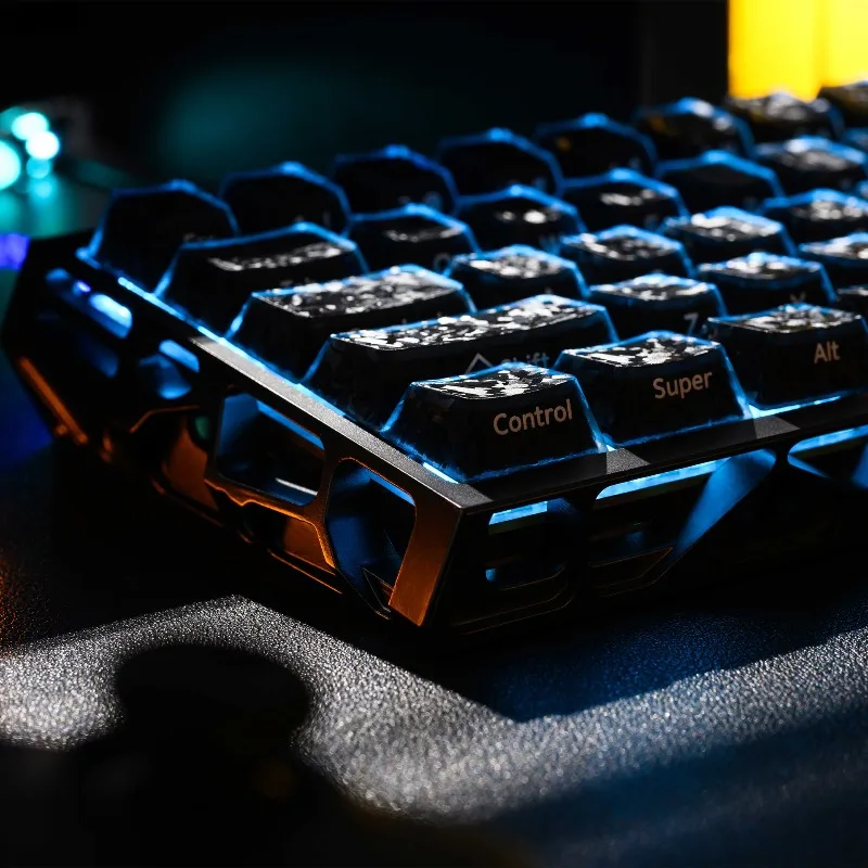 Dimensionale Tastenkappen mit Kohlefasermuster und seitlich gravierten Zeichen für E-Sport-Gaming-Tastaturen