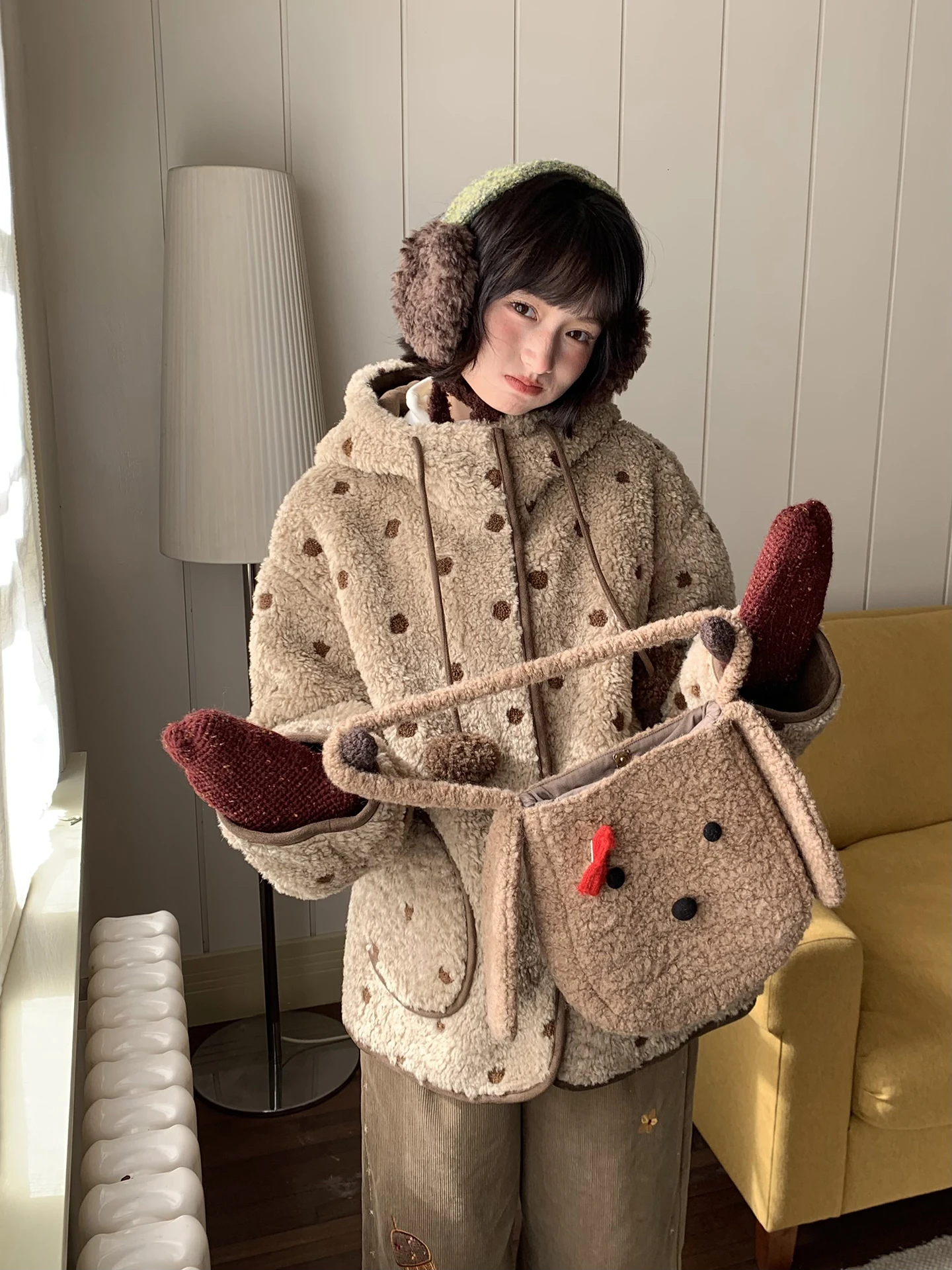 

Двусторонняя куртка с вышивкой из искусственного меха ягненка, в горошек, с капюшоном, женская, свободного кроя, из полиэстера, короткая верхняя одежда