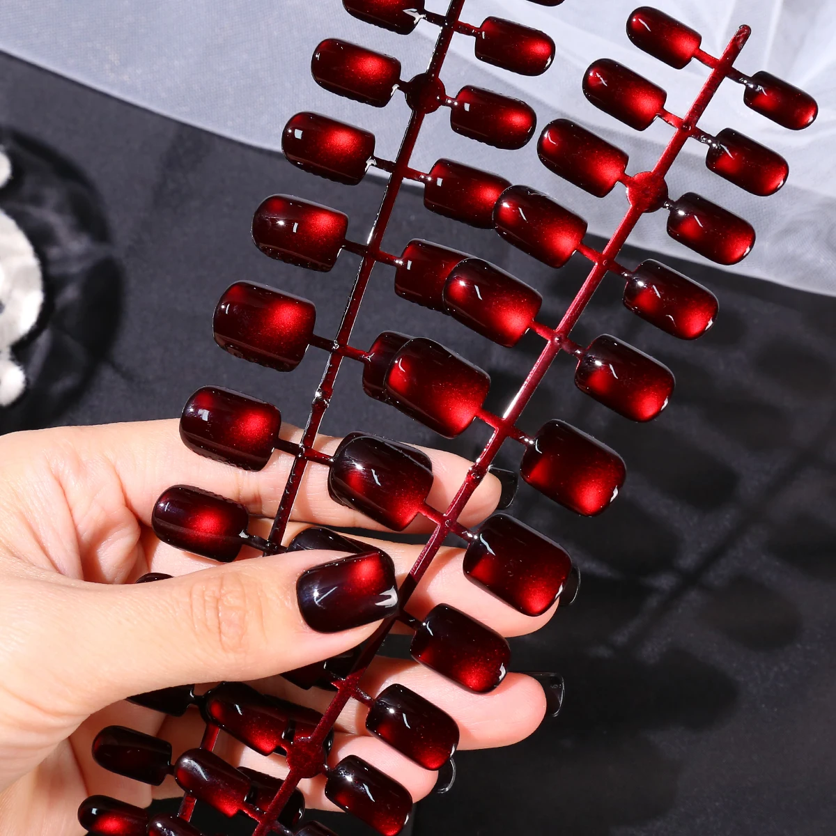 Usando flocos de unhas brancos estilo universitário doce com produtos de unhas falsas destacáveis cor de vinho