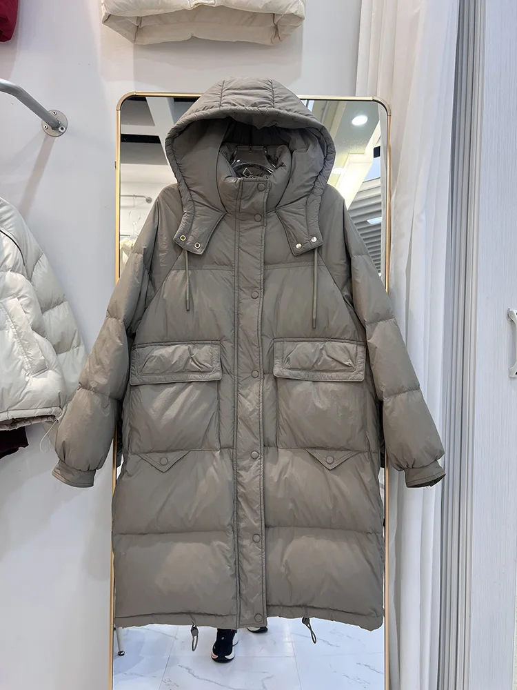 سترة نسائية طويلة بلون سادة شتوية جديدة بغطاء للرأس سميك ودافئ وجيب كبير سترة فضفاضة من ريش البط الأبيض