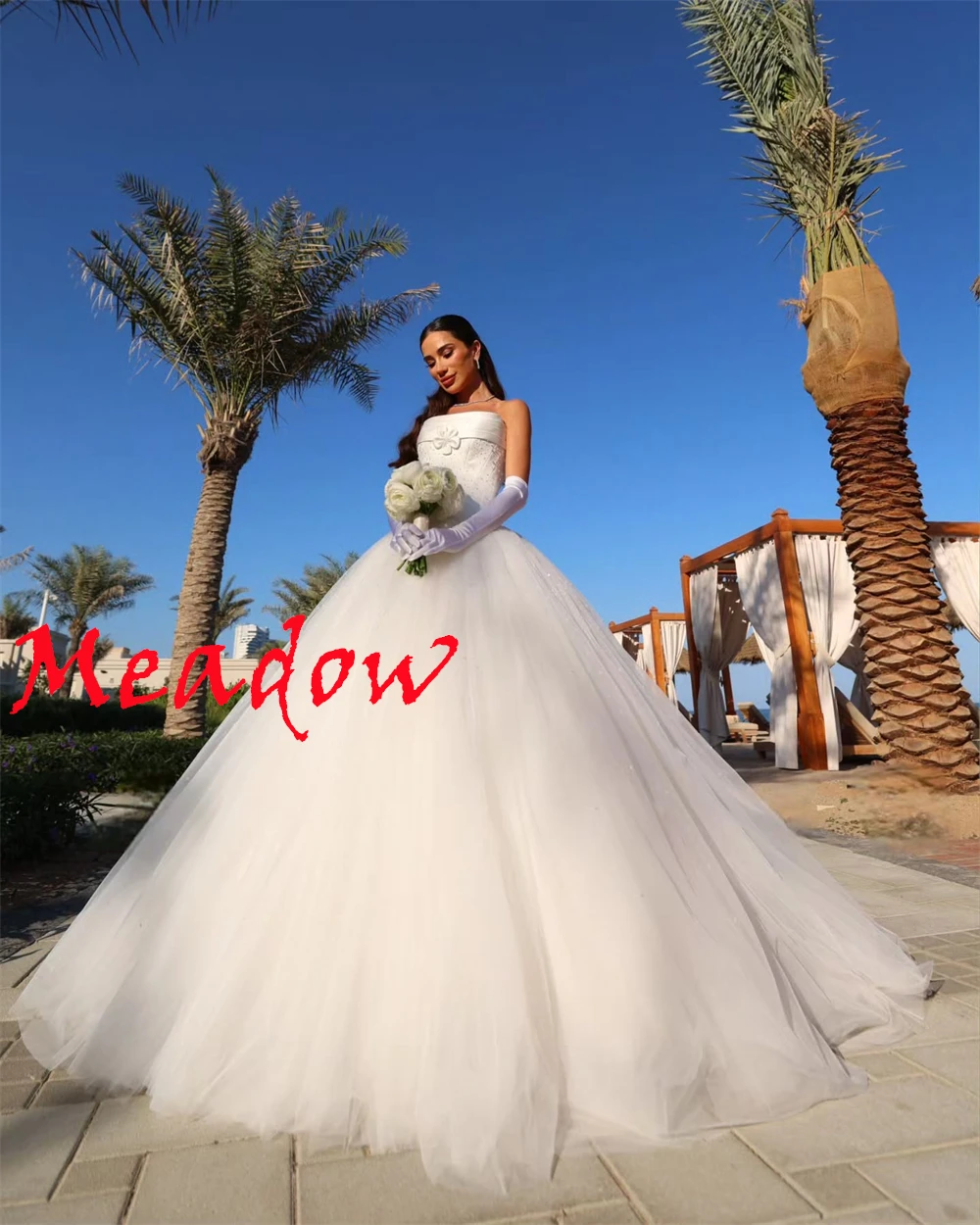 

Customized Exquisite White Tulle Bridal Gowns High Quality Strapless Sleeveless Wedding Dress Chapel Train Zipper Back Dress