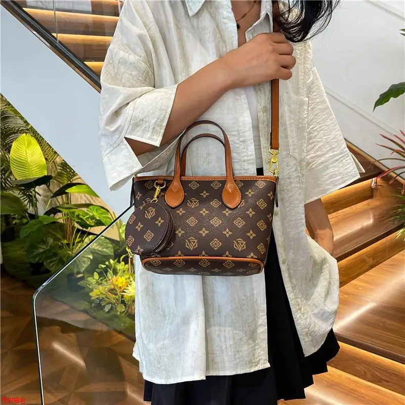 حقيبة يد نسائية جديدة بطباعة ريترو لعام 2025 - محفظة كروس أنيقة مع حزام كتف، حقيبة يد متعددة الاستخدامات للاستخدام اليومي