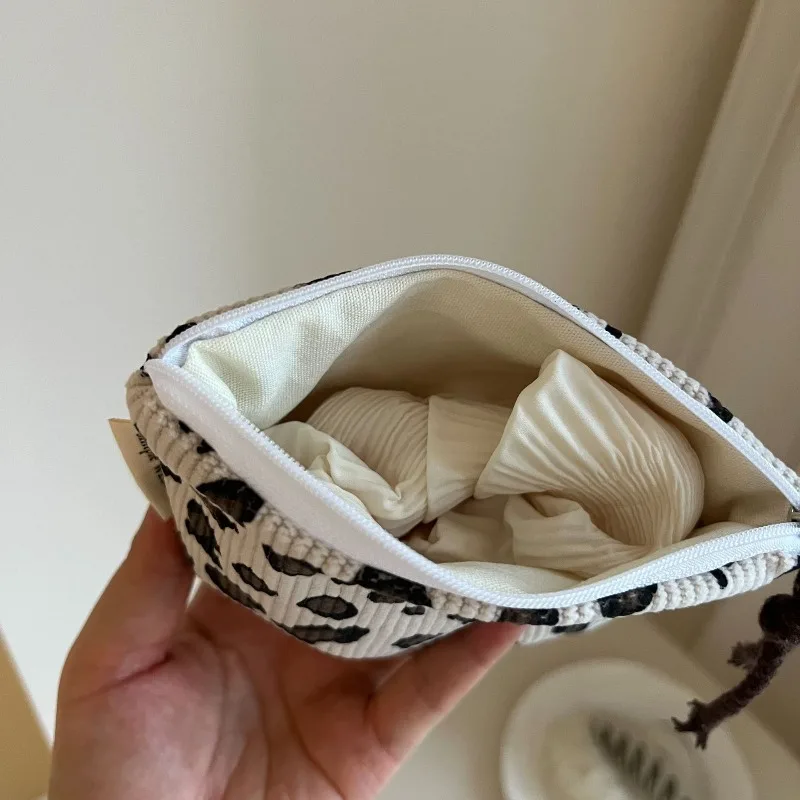 Leopard Print Corduroy Mini Zipper Pouch, Portable Coin Purse, Multi‑use Sanitary Pad Storage Bag for Girls