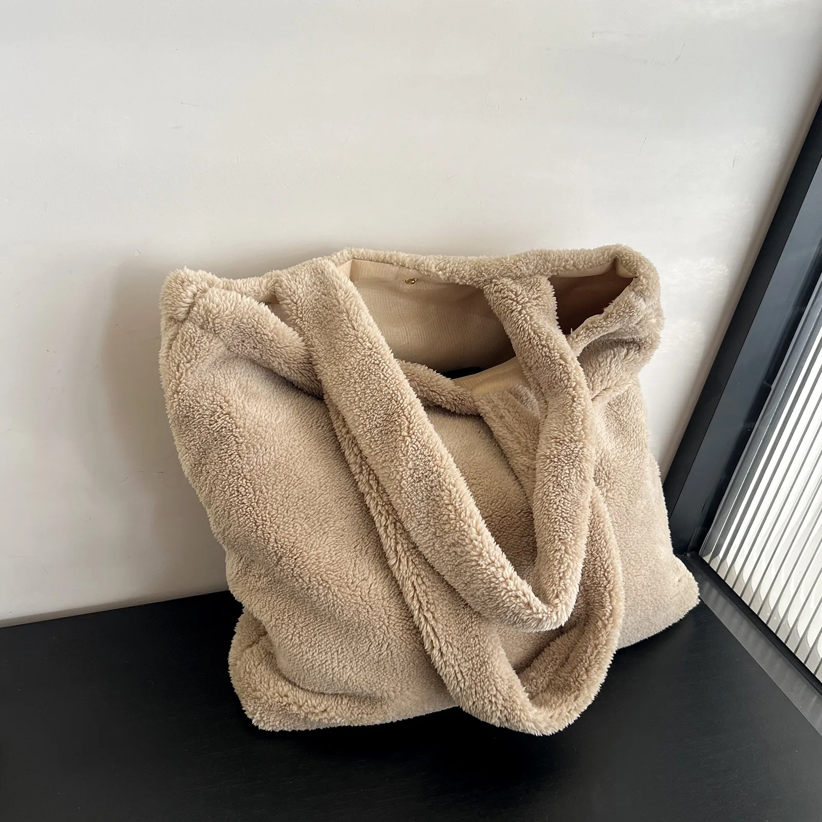 Women's Imitation Lamb Wool Tote Bag Large Capacity Solid Color Shoulder Bag Zipper Opening Suitable for Autumn and Winter Plush