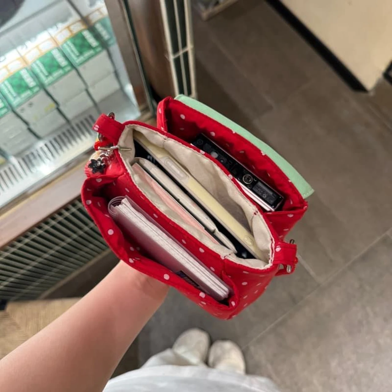 Süße Mädchen-Erdbeer-Polka-Dot-Umhängetasche 2026 Neue Niedliche Koreanische Perlen-Handtasche Vielseitige Schultertasche Geschenk – Detail 3