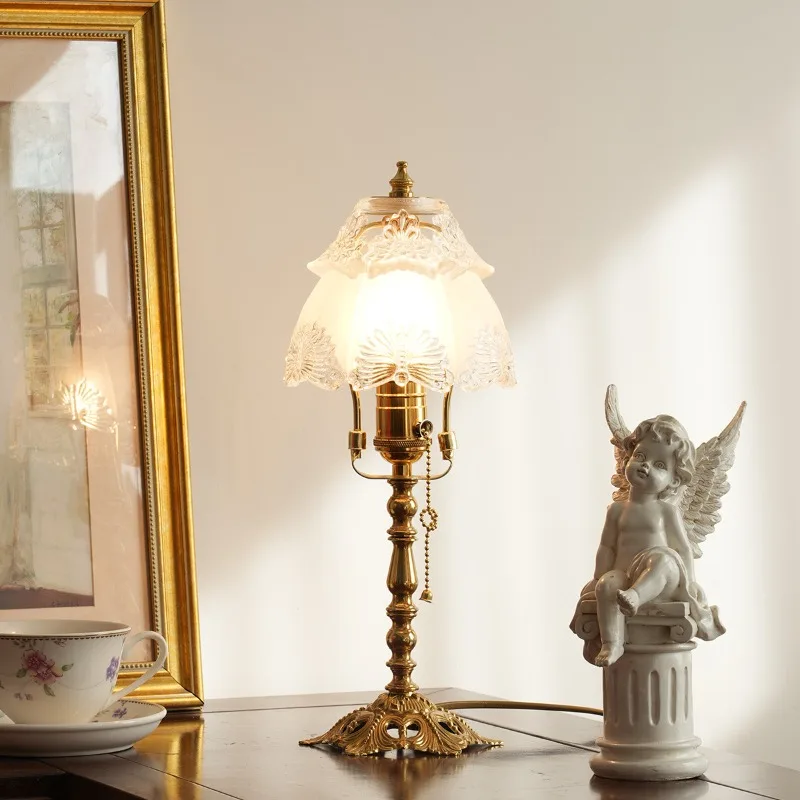 

Retro brass desk lamp, bedroom bedside lamp, homestay pastoral style, high-end glass decoration atmosphere ornament