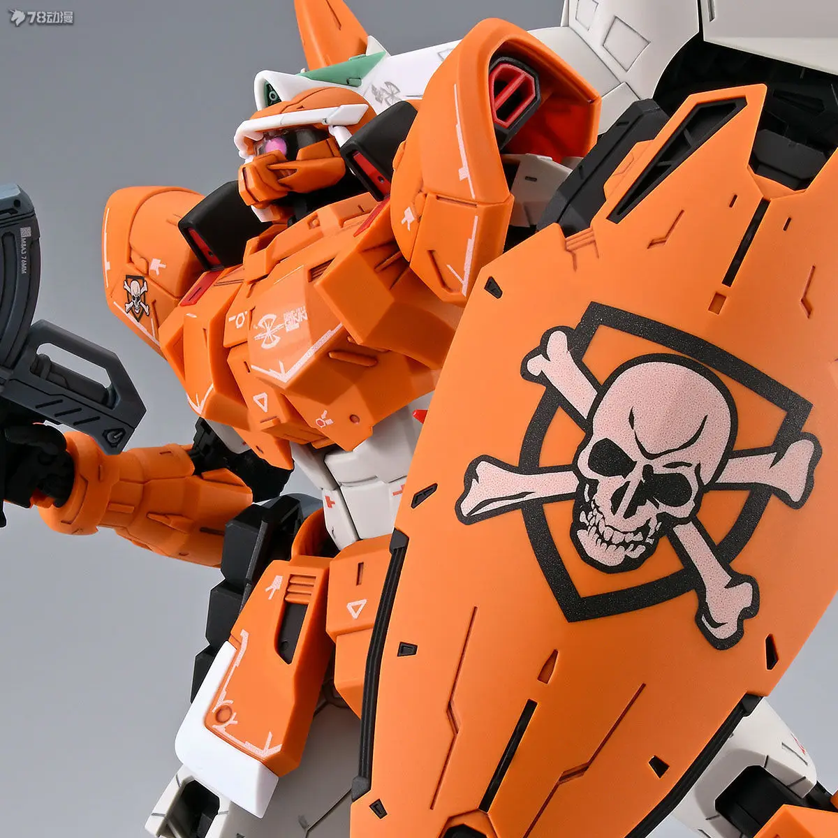 BANDAI Original MG serie ZGMF-1017 MOBILE GINN 1/100 figura de Anime modelo de ensamblaje juguetes regalos para niños adornos coleccionables